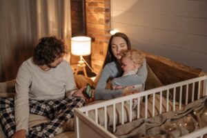 Van slaapgebrek naar slimme oplossingen: hoe moderne ouders de nacht doorkomenvallen